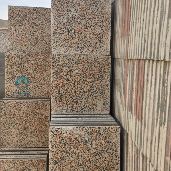 این تصویر نمایانگر موزاییک گرانیت نمره 2 قرمز مشکی به همراه نمایش کناره های دیگر موزاییک های گرانیت قرمز مشکی برای نمایش کیفیت است