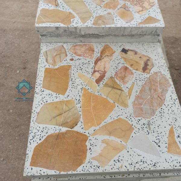 نمای مورب نزدیک از موزاییک سنگ لاشه عسلی بر روی پالت