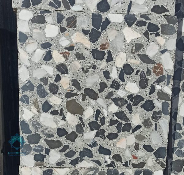 موزاییک افشار سنگ درشت با سنگ های مشکی و سفید و زمینه سیمان سیاه