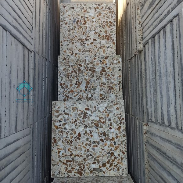 نمای نزدیک از یک ردیف موزاییک مرمر نمره 3 چیده شده بر روی دسته