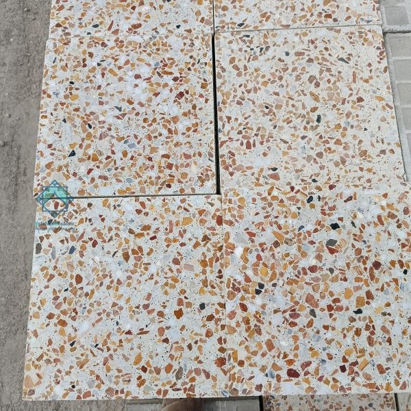 نمای موزاییک های الوان فرنگی نمره سه در کنار یکدیگر بر روی پالت