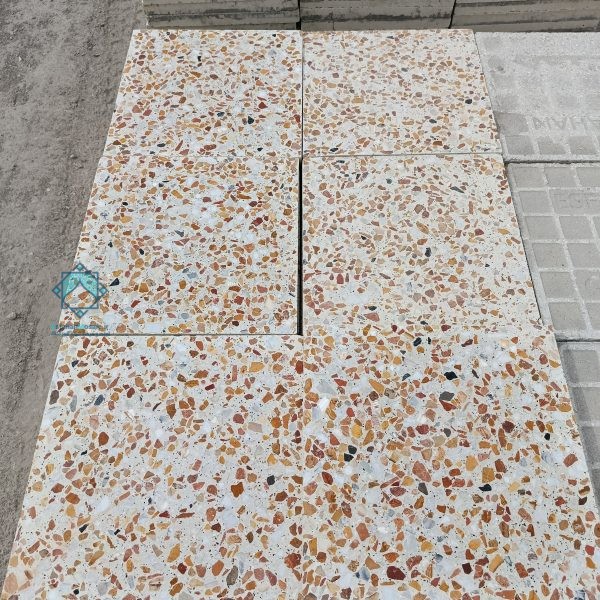 نمای مورب نزدیک چند موزاییک الوان فرنی نمره متوسط بر روی پالت چوبی در کارگاه اصفهان موزاییک
