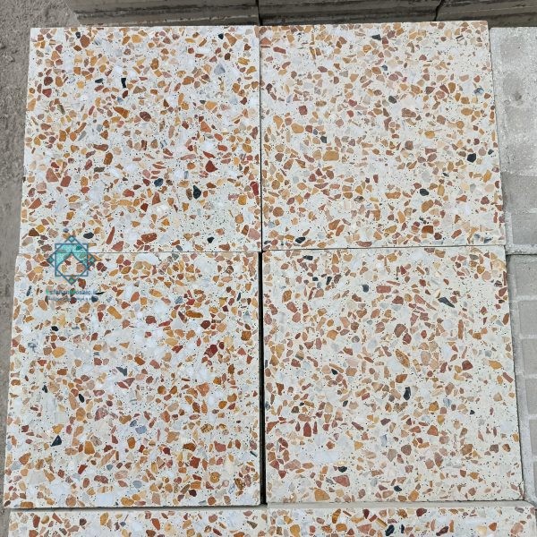 نمای از بالا از چند موزاییک الوان فرنگی نمره سه روی پالت در تولیدی اصفهان موزاییک