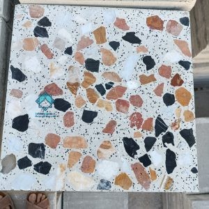 خرید موزاییک یاقوتی نمره 5 با سنگ‌های مشکی، سفید و قرمز در ابعاد 40×40 سانتی‌متر، مناسب برای کفپوش صنعتی و مسکونی