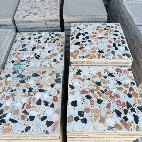 نمای مورب از پالت‌های موزاییک یاقوتی نمره 6 که آماده ارسال برای مشتری شده‌اند