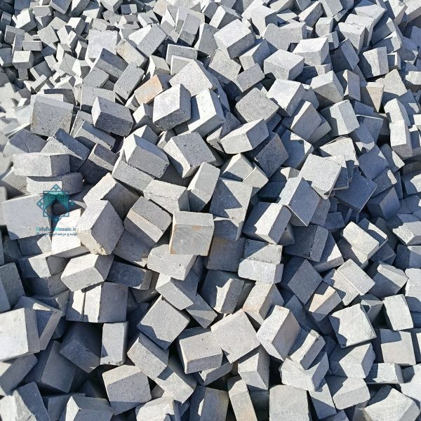 نمای نزدیک از دپو سنگ‌های کوبیک مشکی خاکستری با ابعاد منظم 10 سانی در محوطه کارگاهی اصفهان موزاییک