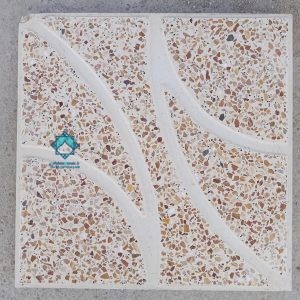 یک نمونه خرید موزاییک حیاطی شمشیری سنگ الوان قرار گرفته روی زمین