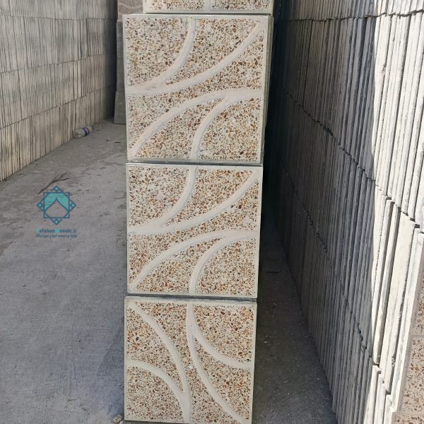 نمای یک دسته موزاییک شمشیری سنگ الوان داخل کارگاه اصفهان موزاییک که مرتب بر روی هم قرار گرفته اند