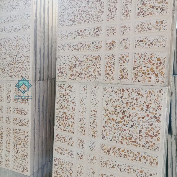 نمای نزدیک از موزاییک حیاطی مترویی سنگ الوان نمره ۲ پرتقالی، چیده‌شده در دسته‌های منظم