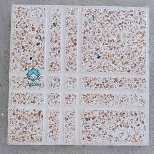تصویر تکی نمونه خرید موزاییک حیاطی مترویی سنگ الوان که بر روی زمین قرار گرفته و شیارهای آن مشخص است