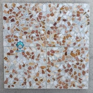 نمای زیبای چند موزاییک الوان فرنگی نمره 5 با ترکیب سنگ سفید و قرمز که کنار هم روی زمین چیده شده‌اند