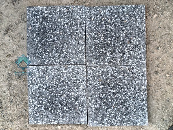 نمای جهار عدد از نمونه خرید موزاییک گل پنبه ای نمره 3 که بر روی زمین در کنار هم قرار گرفته‌اند. این موزاییک‌ها دارای پس زمینه خاکستری ( طوسی رنگ ) و سنگ های مشکی ریز و سفید نمره هستند