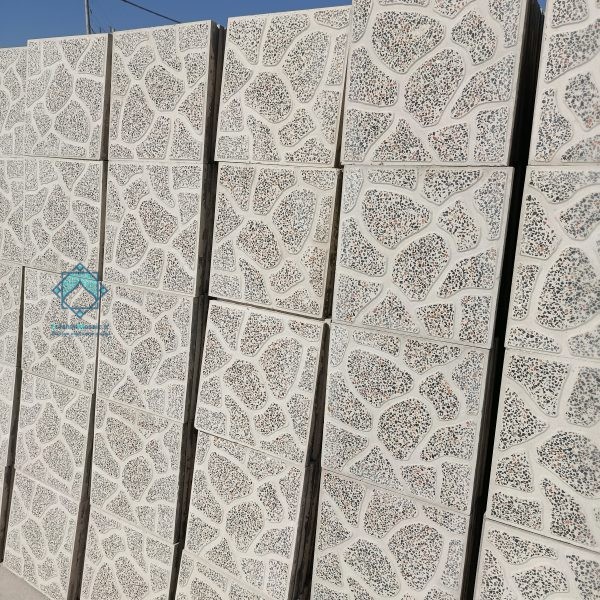 نمای نزدیک متوسط از چند دسته موزاییک حیاطی پلنگی زمینه قرمز که بر روی دسته ها داخل کارخانه تولید اصفهان موزاییک قرار گرفته اند