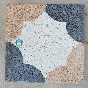 تصویر یک نمونه خرید موزاییک سه بعدی خورشیدی بر روی زمین قرار گرفته‌است. نمای این تصویر از بالا گرفته شده است