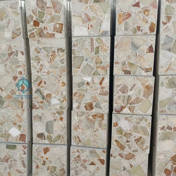 نمای رو به رو از چند دسته موزاییک لاشه سبز که دید یکنواخت از نمونه فرش شده موزاییک را بازتاب میدهد
