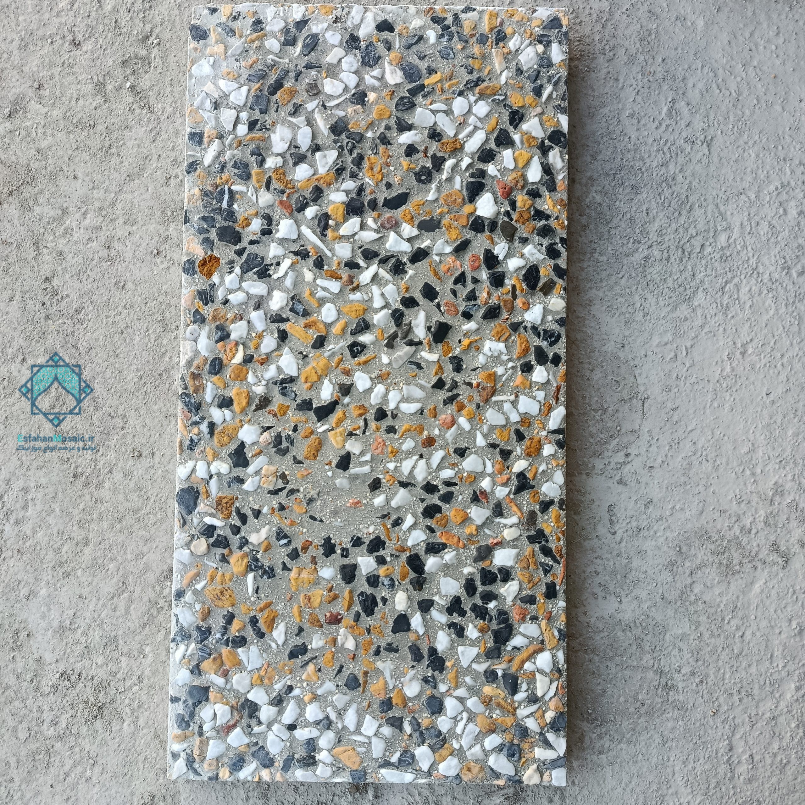 نمای یک نمونه خرید موزاییک واش بتن 30 در 60 ترکی که بر روی زمین قرار گرفته است