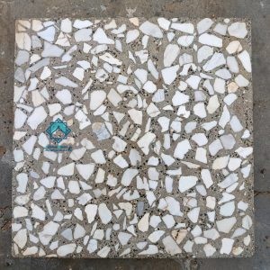 خرید موزاییک خشخاشی نمره 4 نمونه تکی با زمینه تیره و سنگ سفید چینی الیگودرز