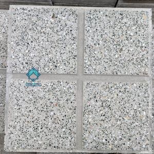 نمونه خرید موزاییک حیاطی چهارخانه از نمای رو با سطح کامل و بافت شیاردار مقاوم برای حیاط و محوطه‌سازی