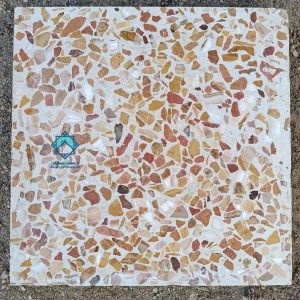 نمونه خرید موزاییک الوان نمره 3 قهوهای که روی زمین قرار گرفته و نمای سنگهای الوان آن مشخص است