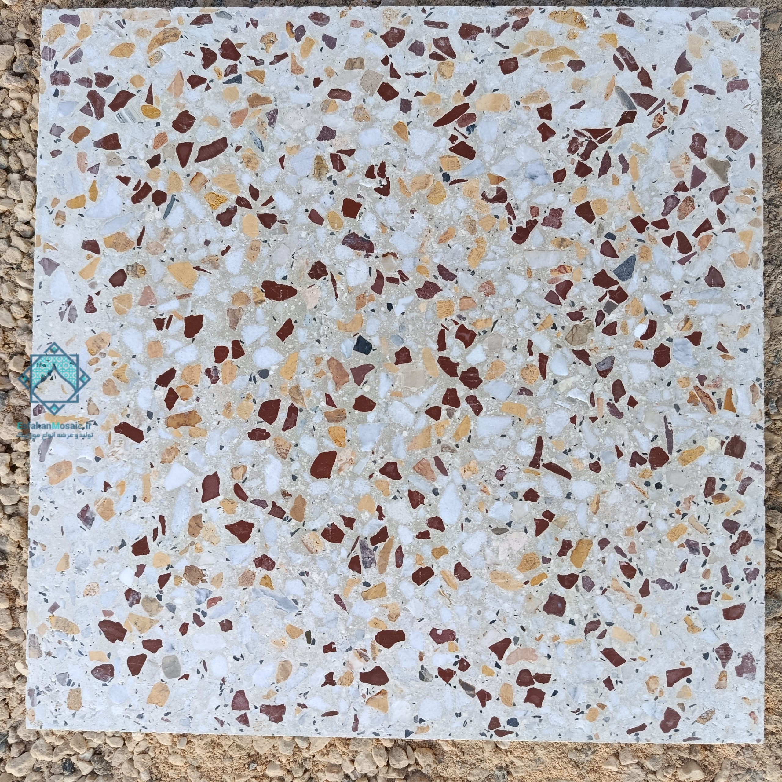 نمونه خرید موزاییک الماسی رنگارنگ نمره 2 سی در سی قرار گرفته روی زمین نمای بالا