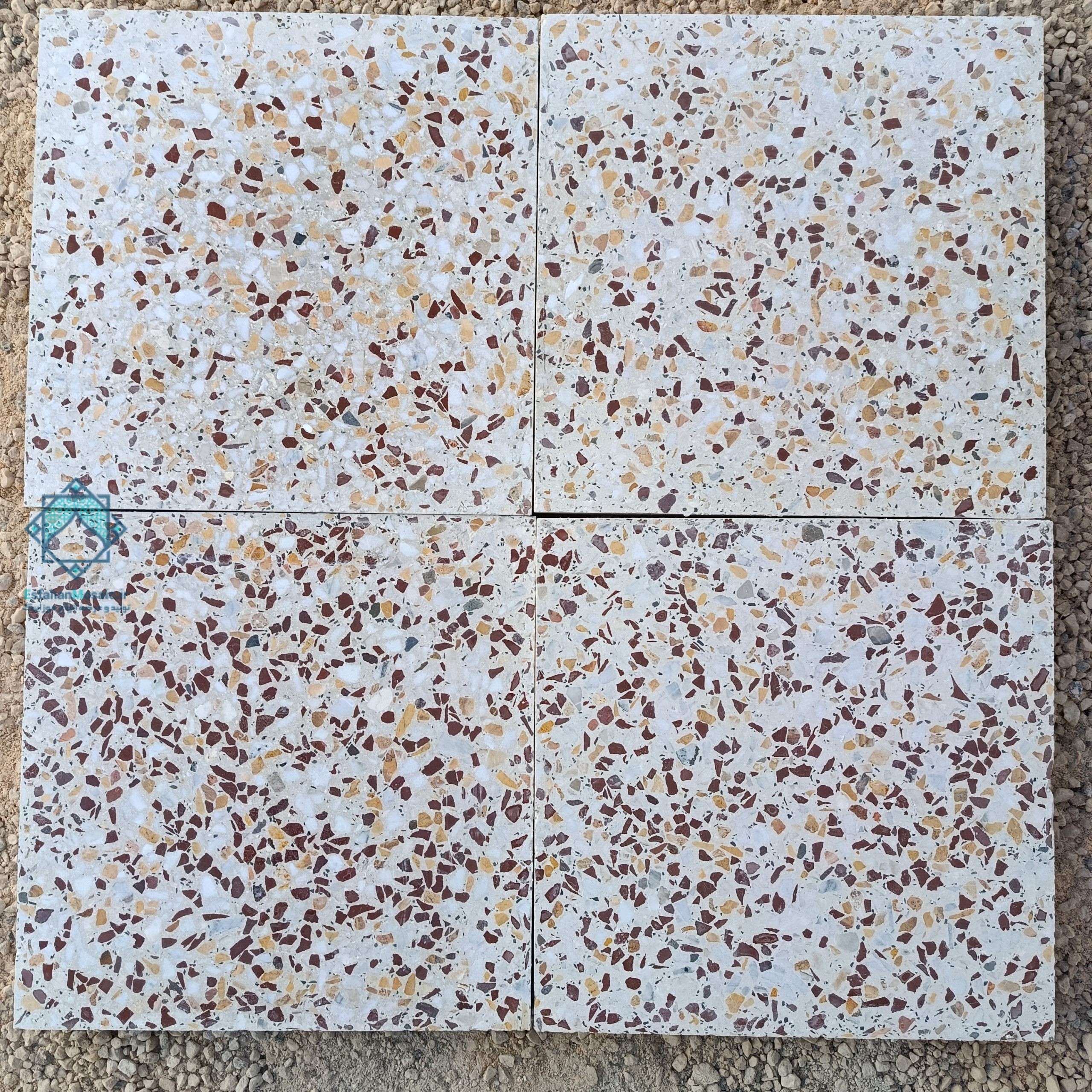 نمای بالا از چهار عدد موزاییک الماسی رنگارنگ نمره 2 چیده شده کنار هم روی زمین