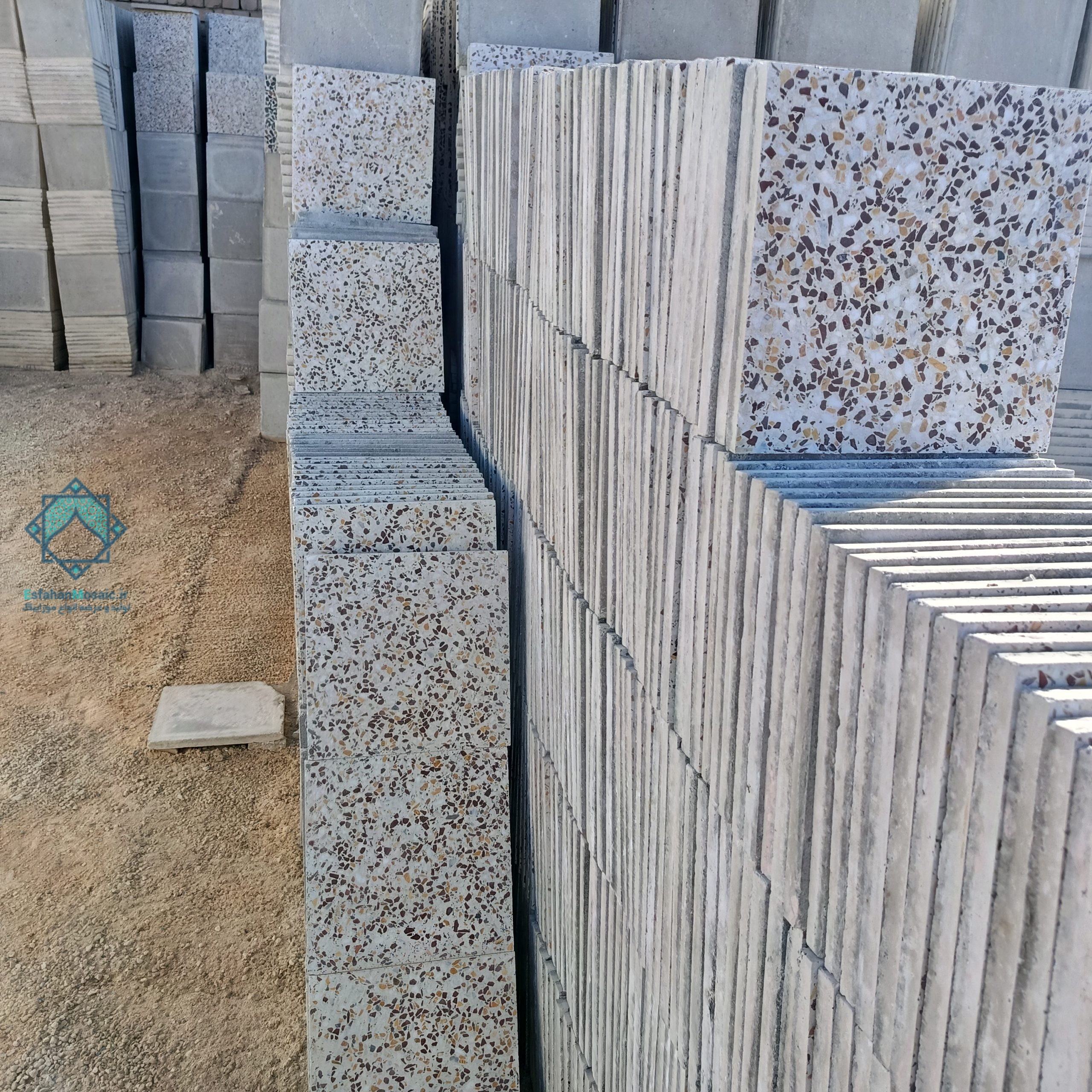 نمای یک دسته موزاییک الماسی رنگارنگ نمره 2 چیده شده روی هم