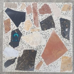 نمونه خرید موزاییک لاشه چهار رنگ تراورتن نصب شده روی زمین از نمای بالا