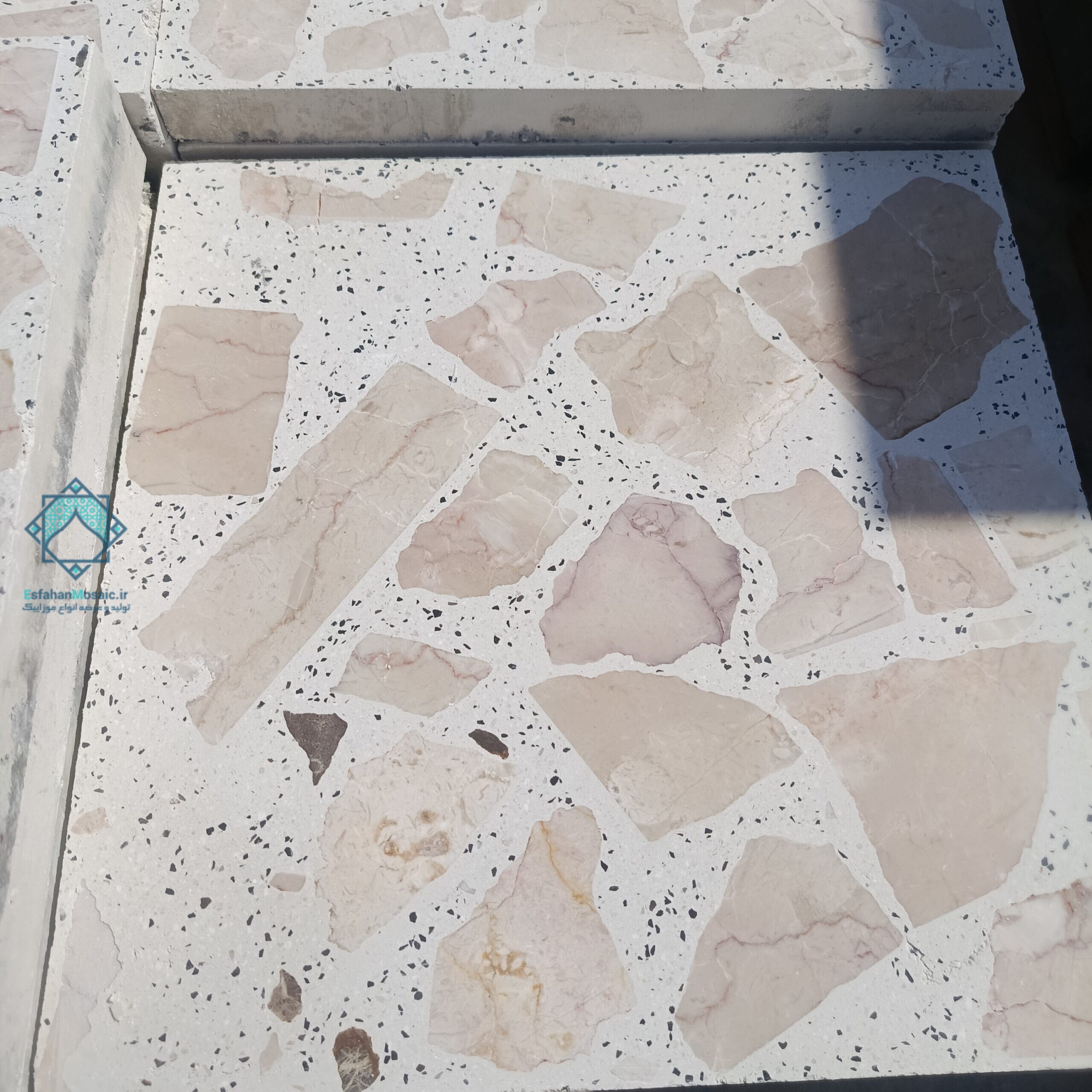 موزاییک سنگ لاشه اناری با ترکیب رنگ روشن و قرمز اناری – سطح صیقلی تراورتن