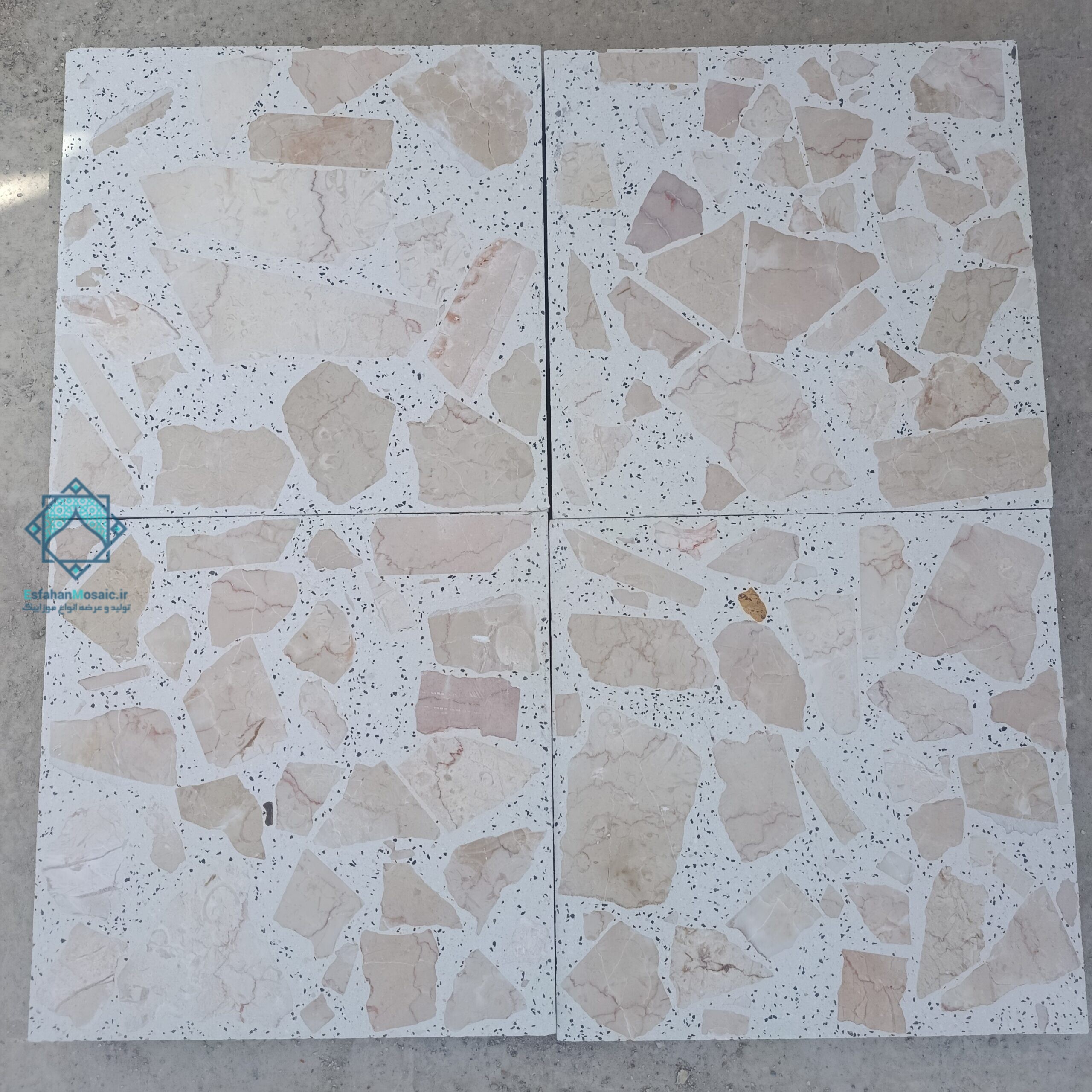 چهار عدد موزاییک سنگ لاشه اناری 40×40 کنار هم روی زمین با ترکیب سنگ تراورتن روشن و تهرنگ قرمز اناری