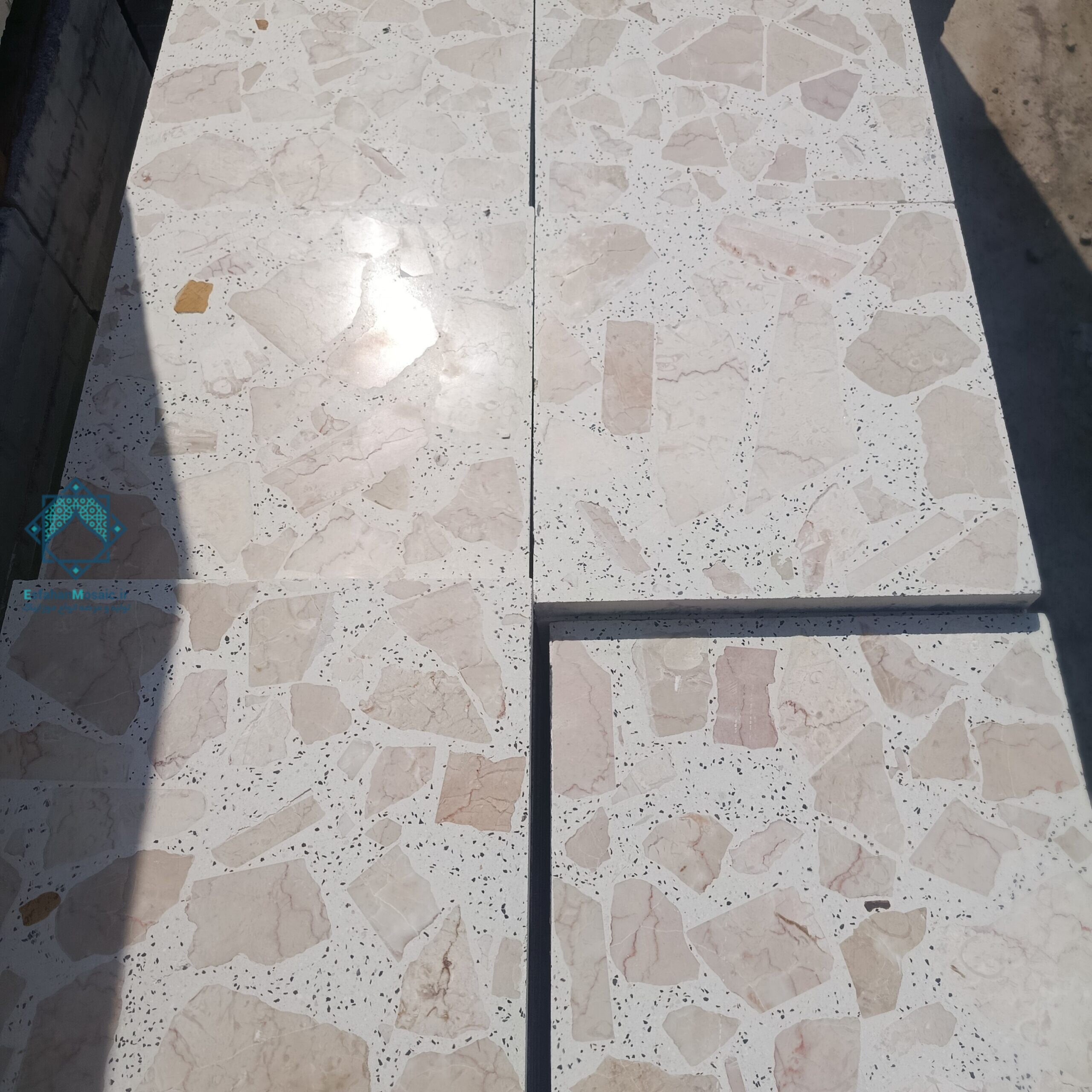 نمای مورب شش عدد موزاییک سنگ لاشه اناری اتوماتیک 40×40 روی پالت با سنگ تراورتن روشن بژ و کرم و سطح صیقلی