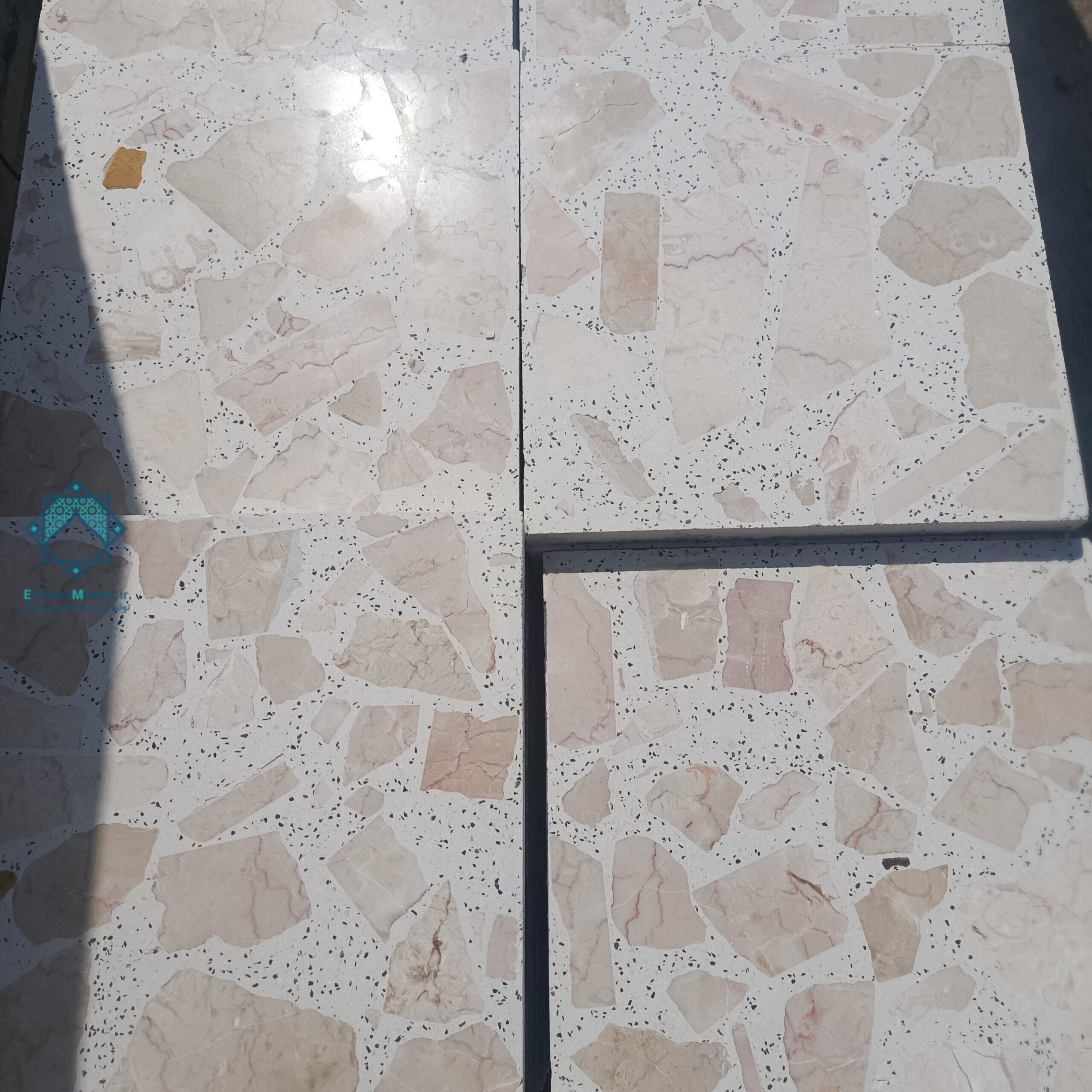 بستهبندی و چیدمان موزاییک سنگ لاشه اناری 40 در 40 سانتیمتر با ضخامت 35 میلیمتر