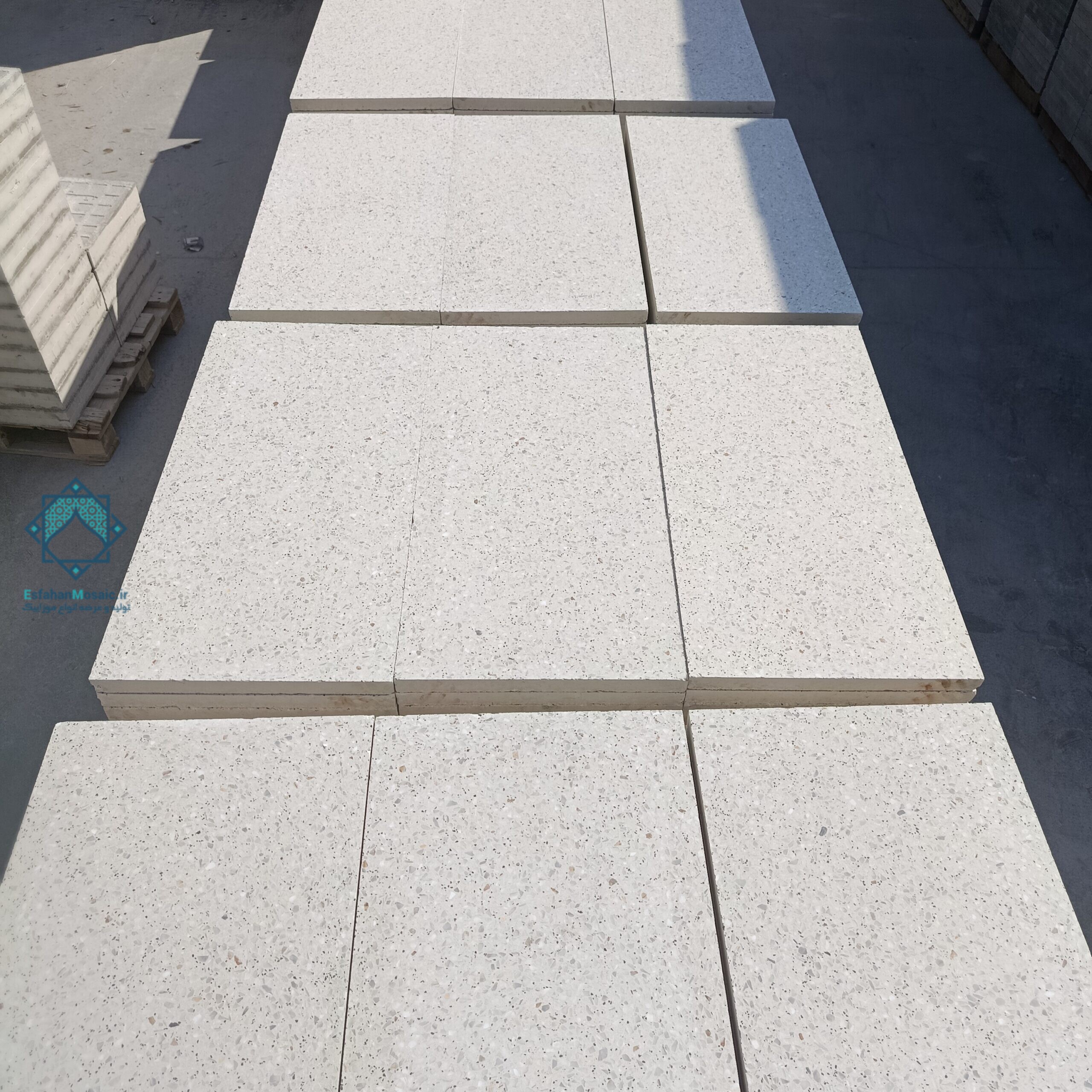 تصویر چند پالت موزاییک برفی نمره دو تک لایه 40 در 80 از نمای بالا، آماده بارگیری برای مشتری